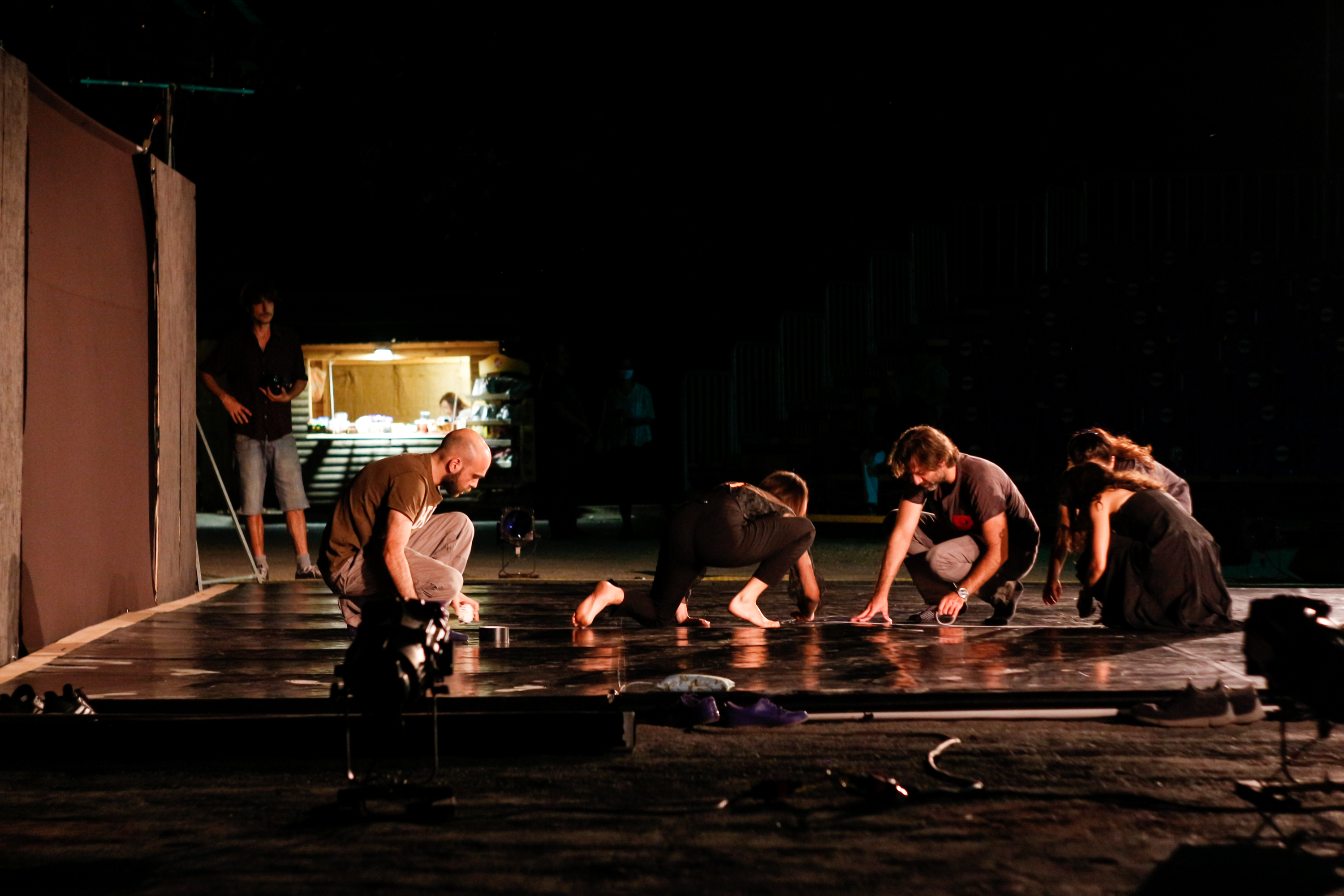 Η διοργανωτική ομάδα του Our Festival τοποθετεί αυτοκόλλητες ταινίες πάνω στη μαύρη σκηνή προετοιμάζοντας την δράση που ακολουθεί.